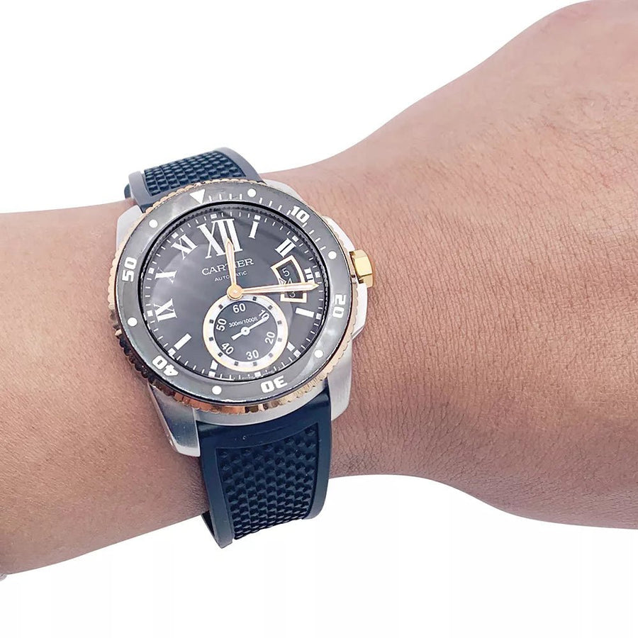 Montre Cartier Calibre en or et acier sur bracelet caoutchouc.