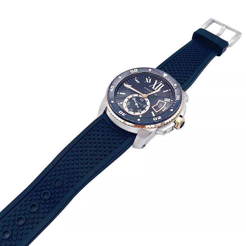 Montre Cartier Calibre en or et acier sur bracelet caoutchouc.