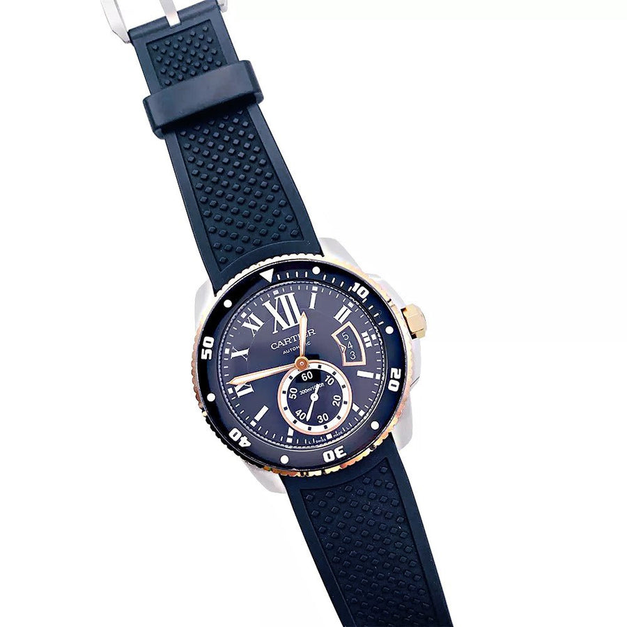Montre Cartier Calibre en or et acier sur bracelet caoutchouc.