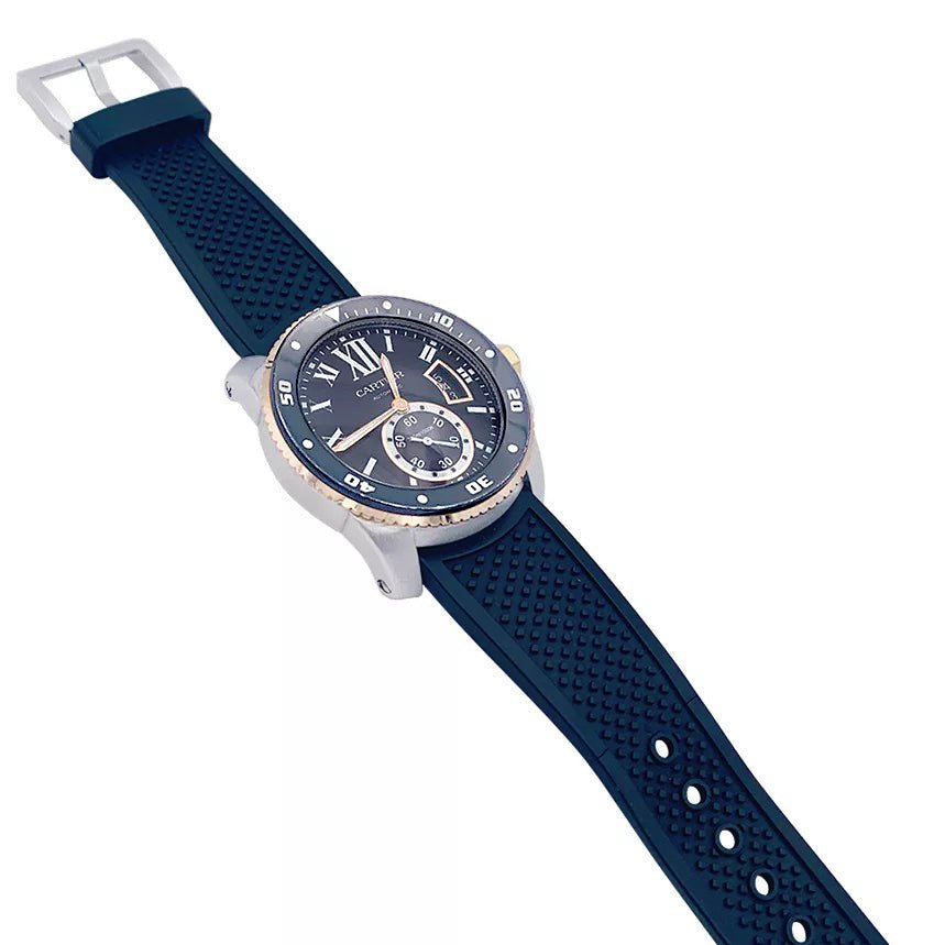 Montre Cartier Calibre en or et acier sur bracelet caoutchouc.