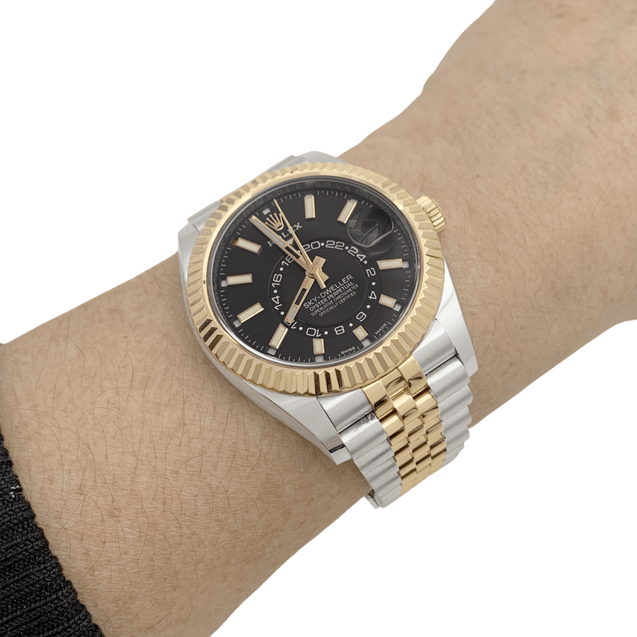 Montre Rolex Sky Dweller en acier et or jaune
