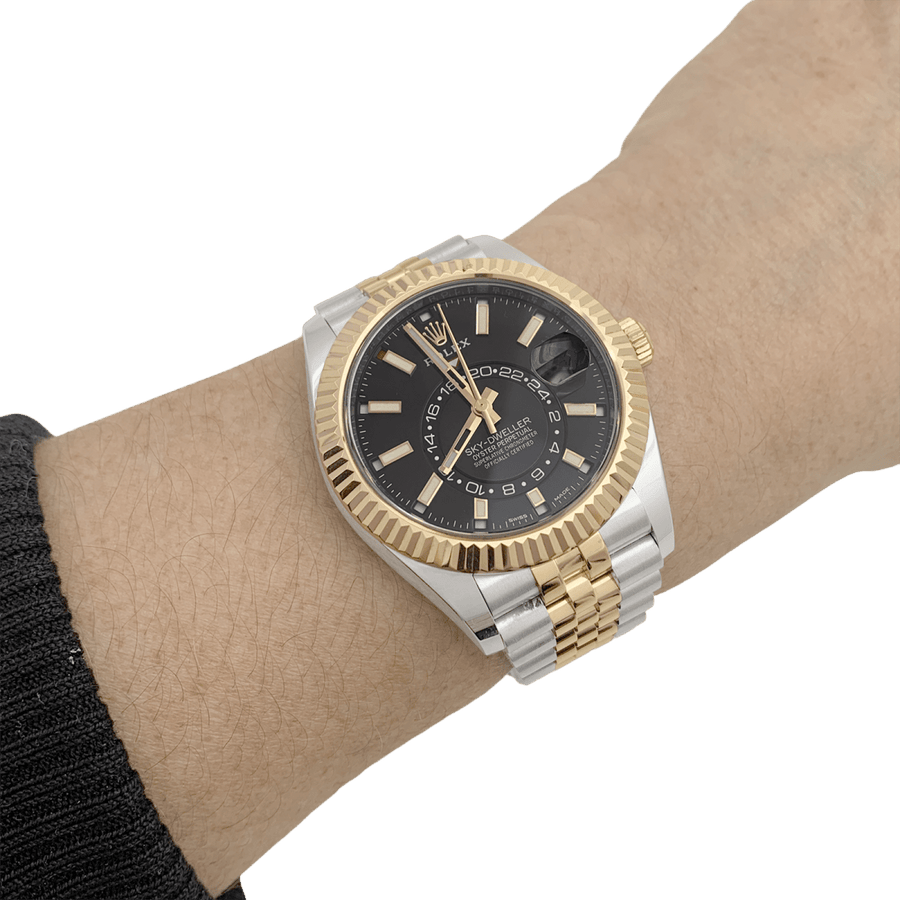 Montre Rolex Sky Dweller en acier et or jaune
